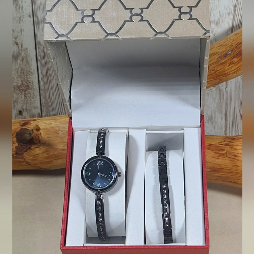 FMD Women's Watch with matching bracelet. NEW in box.